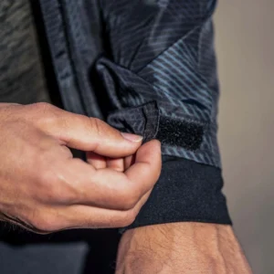 Rogelli CAMO - męska wiatroodporna kurtka do biegania czarna - obrazek 13