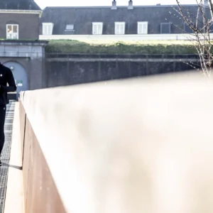 Rogelli CORE - męska wiatroodporna kurtka do biegania czarna - obrazek 8