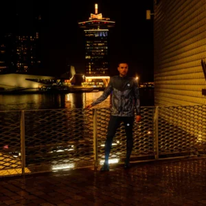 Rogelli ESSENTIAL HI VIS - męska kurtka do biegania DWR czarna - obrazek 11