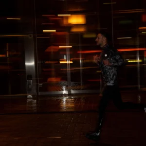 Rogelli ESSENTIAL HI VIS - męska kurtka do biegania DWR czarna - obrazek 12