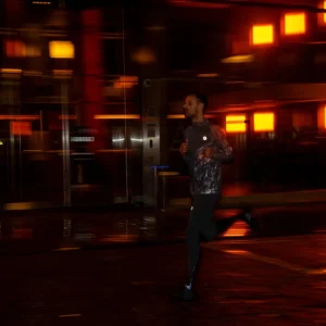 Rogelli ESSENTIAL HI VIS - męska kurtka do biegania DWR czarna - obrazek 13