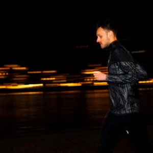 Rogelli ESSENTIAL HI VIS - męska kurtka do biegania DWR czarna - obrazek 16