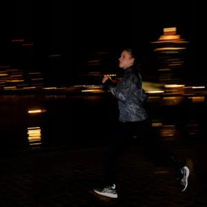 Rogelli ESSENTIAL HI VIS - damska kurtka do biegania czarna - obrazek 10