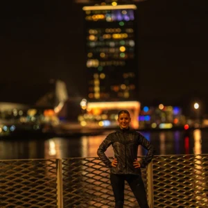 Rogelli ESSENTIAL HI VIS - damska kurtka do biegania czarna - obrazek 8