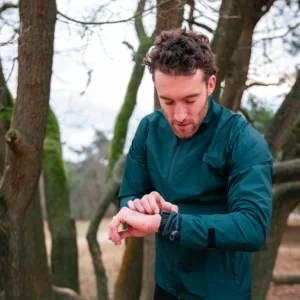 Rogelli ESSENTIAL - męska kurtka do biegania DWR granatowa - obrazek 14