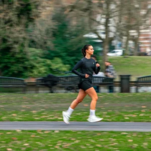 Rogelli ESSENTIAL - damska koszulka do biegania z długim rękawem czarna - obrazek 9